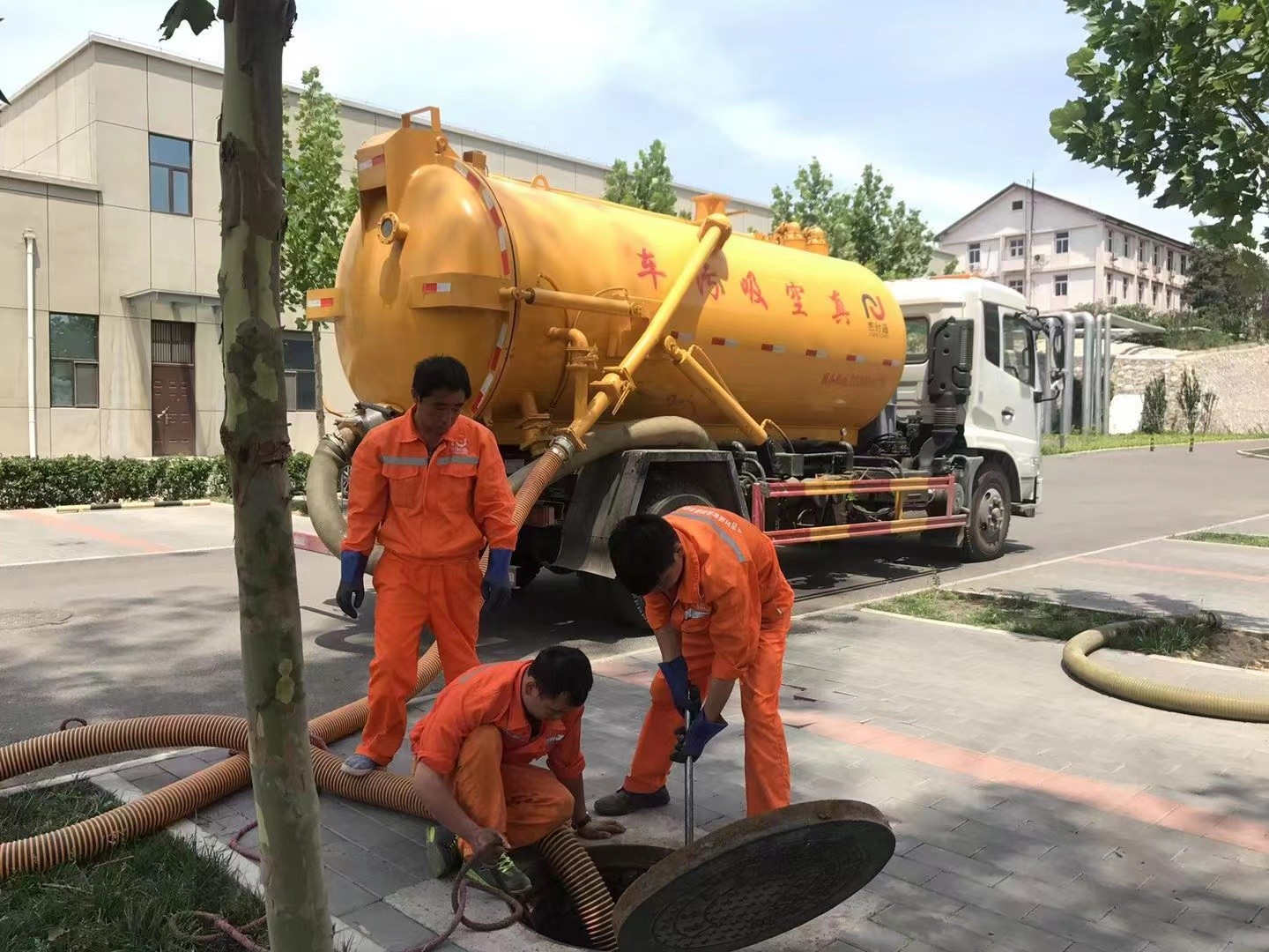 怀集管道疏通车停在窨井附近