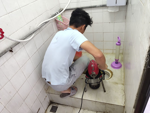 怀集管道堵塞冒臭气 专业师傅现场解决问题